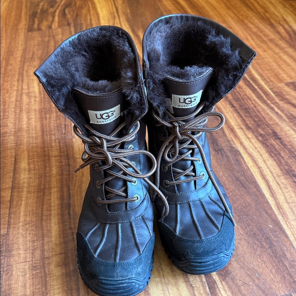 UGG Adirondack ll waterproof 
Dark Brown Lace-Up Boots
